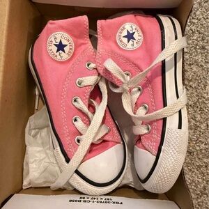Size 7 Converse Toddler Pink Sneakers in Excellent condition